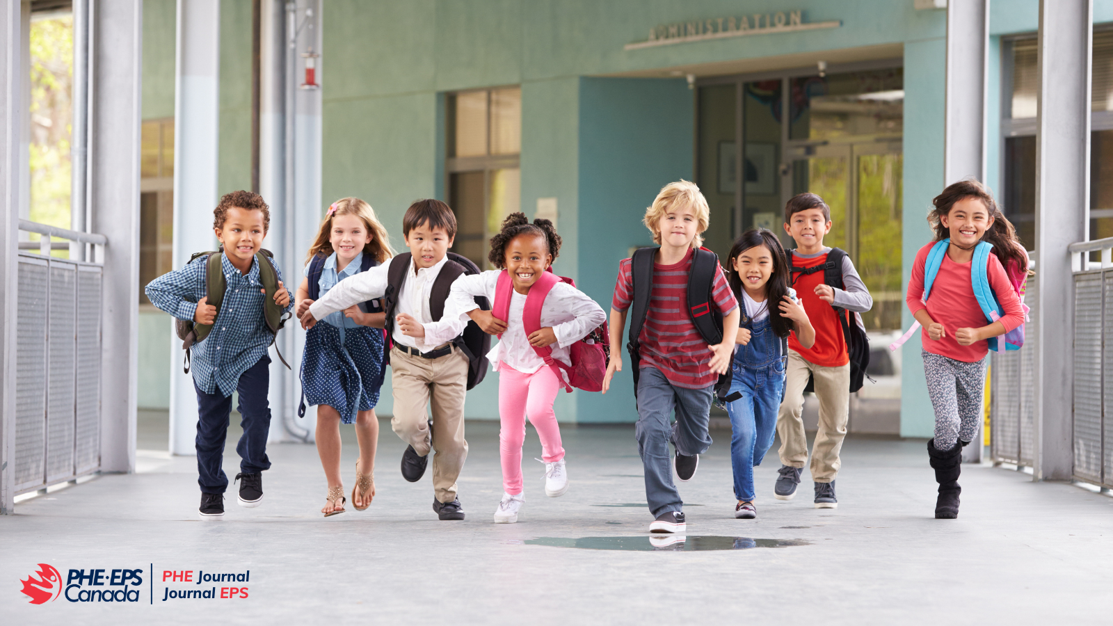 A group of children joyfully running down a brightly lit hallway, showcasing their excitement and energy. / Un groupe d'enfants court joyeusement dans un couloir, exprimant l'énergie et l'enthousiasme. 