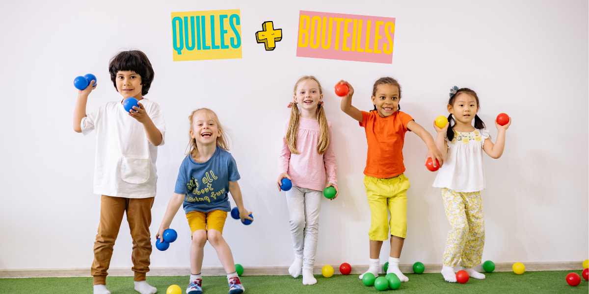 Un groupe d'enfants se tient debout contre un mur blanc, souriant et tenant des balles colorées prêtes à être lancées.