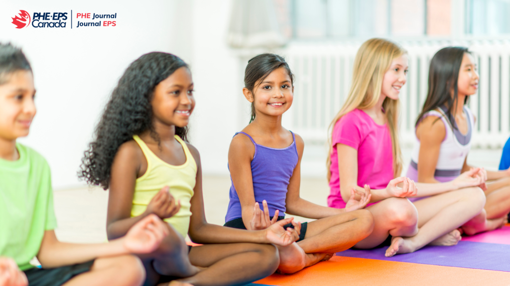 5 students relaxing, the one on the left is a boy and the 4 others are girls. The person in the middle is looking at us and the other ones are looking in front of them. / 5 élèves se détendent, celui de gauche est un garçon et les 4 autres sont des filles. La personne au milieu nous regarde et les autres regardent devant eux.