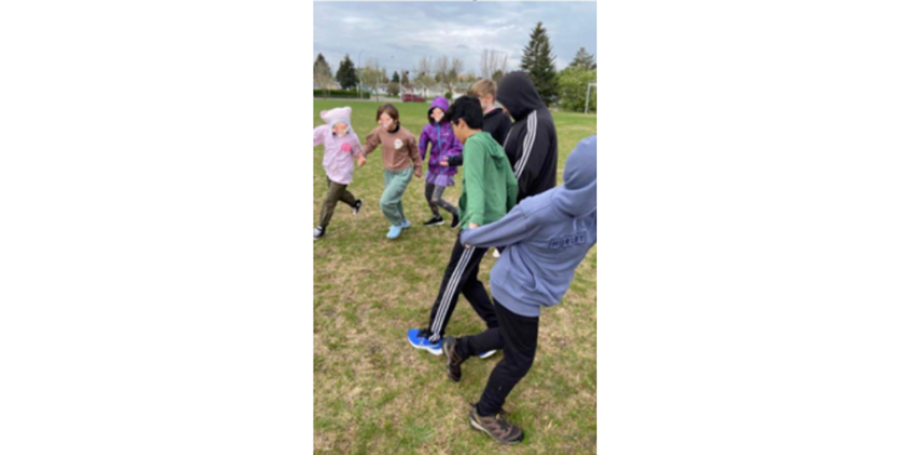 Des étudiants de l'Alberta jouent à un jeu de plein air des Pieds-Noirs appelé tague en ligne