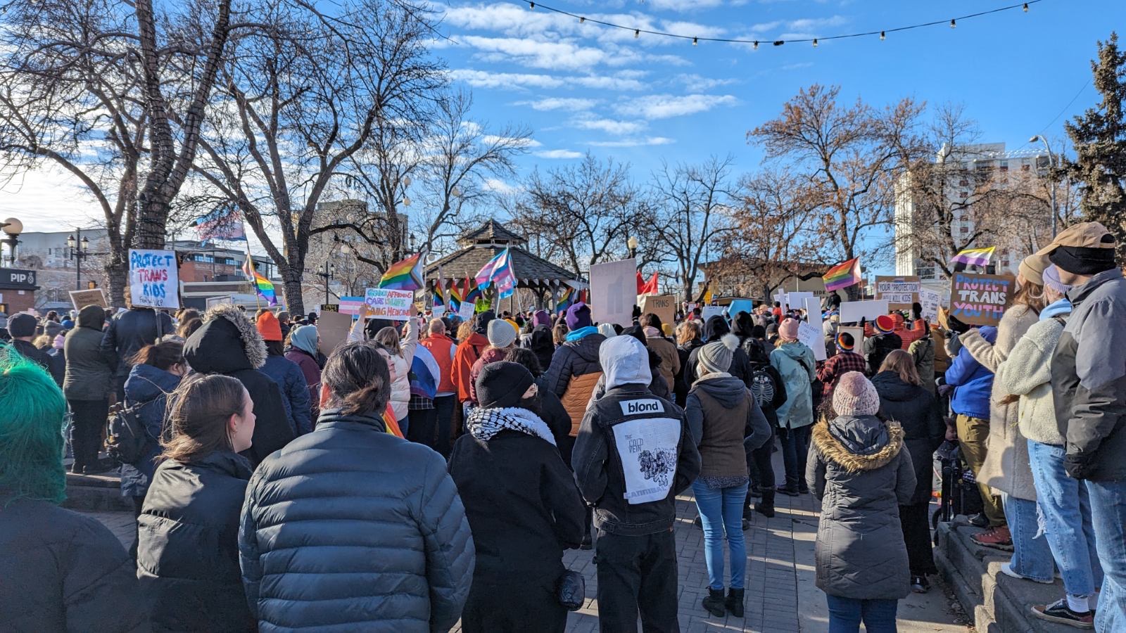 Les alliés transgenres se sont rassemblés en Alberta pour protester contre la politique proposée concernant les droits des transgenres.