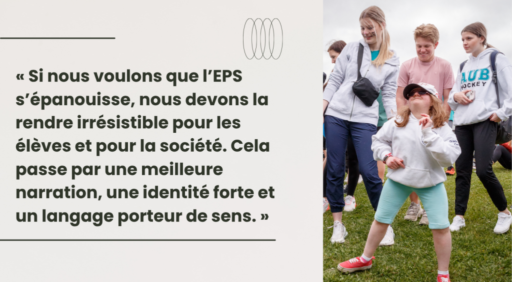À droite, un groupe de personnes en plein air, avec au premier plan une personne vêtue d'un sweat à capuche blanc et d'un short bleu clair, prenant la pose, les mains levées. À gauche, on peut lire : « Si nous voulons que l'éducation physique prospère, nous devons la rendre irrésistible aux yeux des élèves et de la société. Cela passe par une meilleure narration, une meilleure image de marque et un langage plus percutant. »