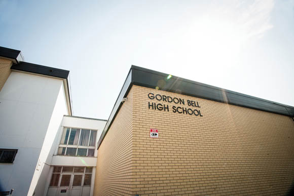 Cette pratique prometteuse met pleins feux sur l’initiative Apprentissage axé sur la terre  ̶  Programme hors campus Gordon Bell créée par l'école secondaire Gordon Bell, à Winnipeg, Manitoba. 