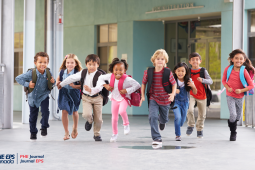 A group of children joyfully running down a brightly lit hallway, showcasing their excitement and energy. / Un groupe d'enfants court joyeusement dans un couloir, exprimant l'énergie et l'enthousiasme. 