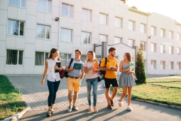 1. Un groupe d'étudiants marchant ensemble sur la rue, discutant et riant joyeusement.