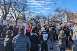 Les alliés transgenres se sont rassemblés en Alberta pour protester contre la politique proposée concernant les droits des transgenres.