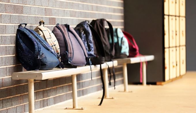 Sacs à dos d'école sur le banc