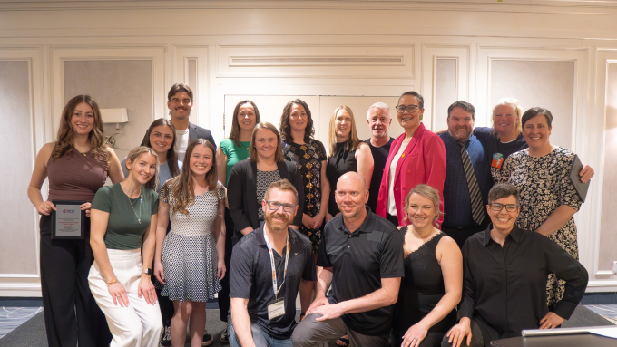 Photo de groupe de tous les lauréats des prix nationaux d'EPS Canada et des prix provinciaux de la Saskatchewan pour 2023-2024, qui ont assisté au banquet de remise des prix du Congrès de l'EPS 2024.