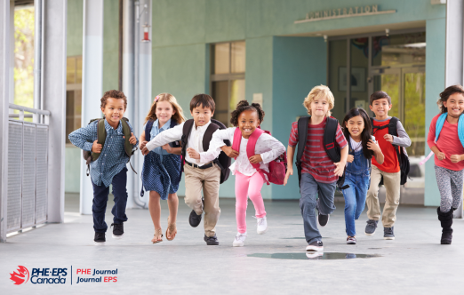 A group of children joyfully running down a brightly lit hallway, showcasing their excitement and energy. / Un groupe d'enfants court joyeusement dans un couloir, exprimant l'énergie et l'enthousiasme.