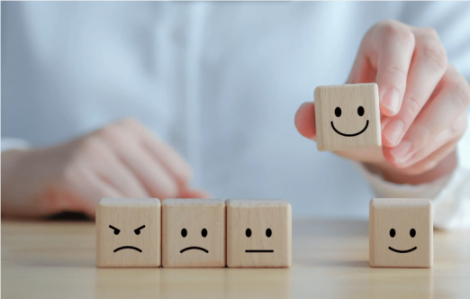 wooden blocks with faces drawn on them / blocs de bois sur lesquels sont dessinés des visages
